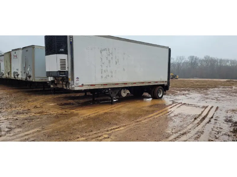2011 UTILITY 28 FOOT WITH LIFTGATE